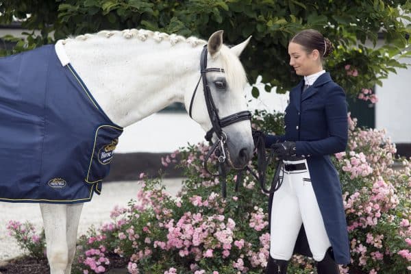 Exclusive-Horsewear-häst-med-rosa-blommor